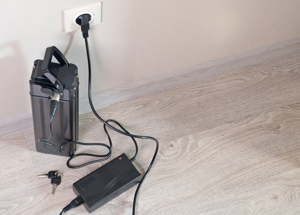 在室内用电源为自行车电池充电图片下载