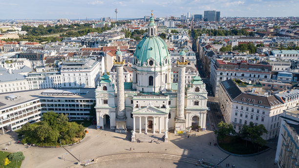 维也纳，奥地利，阳光明媚的日子里圣查尔斯教堂的鸟瞰图图片下载