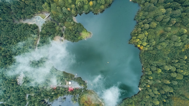 阿尔特温，卡拉戈尔。无人机拍摄的卡拉戈尔美丽景色的航拍照片，云层后方的视角。图片下载