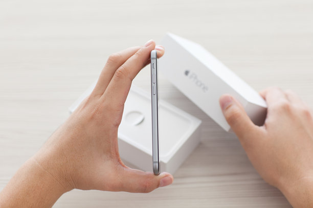 手中拿着深空灰色iPhone 6的男人图片下载