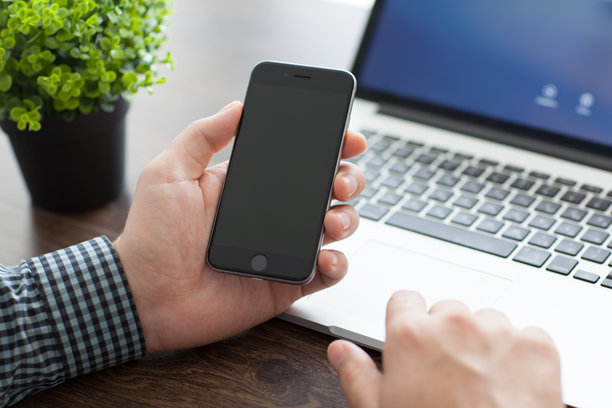 男子在桌子上打开iPhone 6图片下载