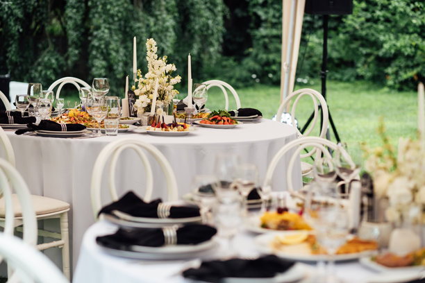 豪华餐厅。豪华的室内装潢，白色餐桌，供客人使用的餐具和酒杯。图片下载