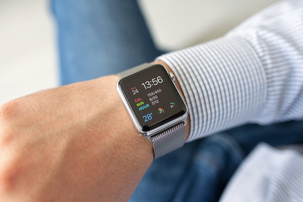 男人在家中佩戴苹果手表的手图片下载