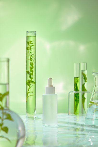 完美的浅蓝色背景展示美容产品，白色精华滴管立在水面上，周围是溶液容器和新鲜植物枝条。图片下载