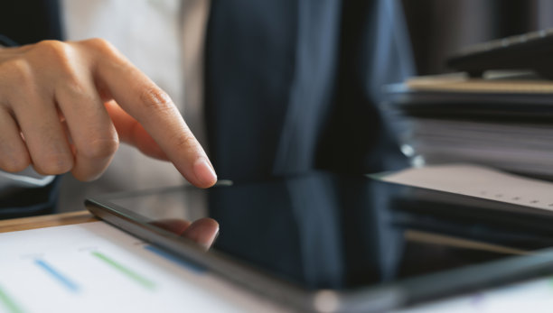 手持空白屏幕数字平板电脑，用于图形显示蒙太奇图片下载