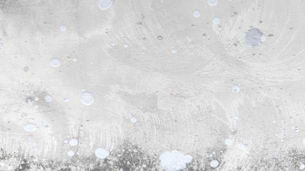 模糊的照片显示了一个有瑕疵的潮湿混凝土地面，上面布满了苔藓、真菌和洒落的油漆滴。抽象背景照片，石材背景，陈旧的纹理。图片下载