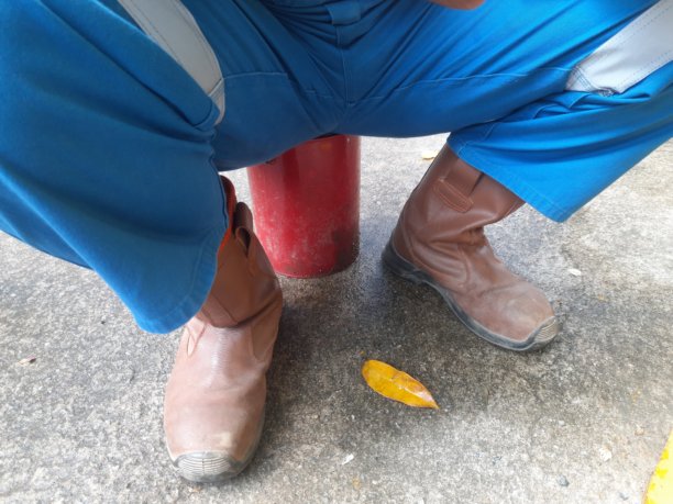 穿着工作服和安全鞋的人图片下载