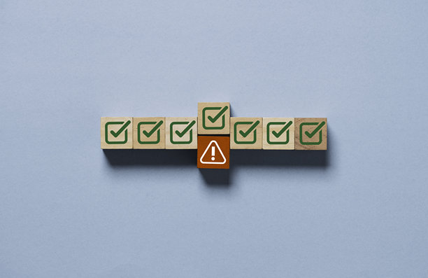 红色感叹号警告标志替换为绿色正确标志，表示通知错误和维护概念。图片下载