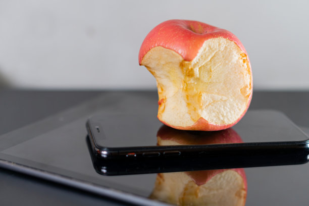 被咬的苹果在智能手机上图片下载