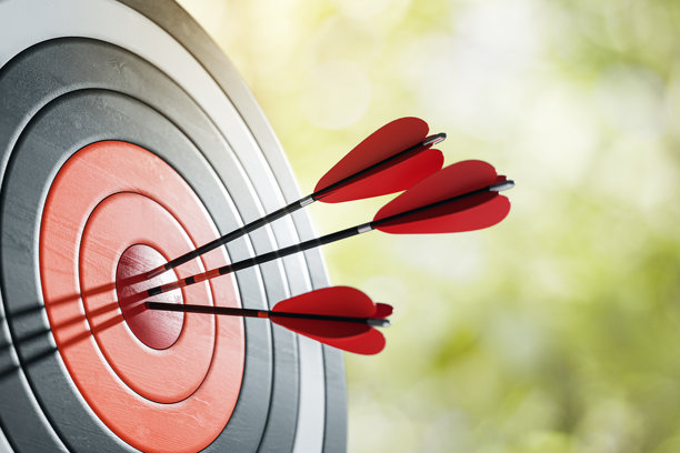三支红色飞镖在户外的飞镖盘上击中靶心。3D渲染图片下载