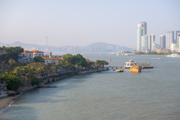 船只经过鼓浪屿前方。图片下载