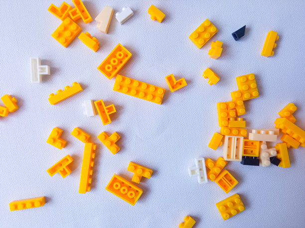 五彩缤纷的黄色塑料玩具砖背景图片下载