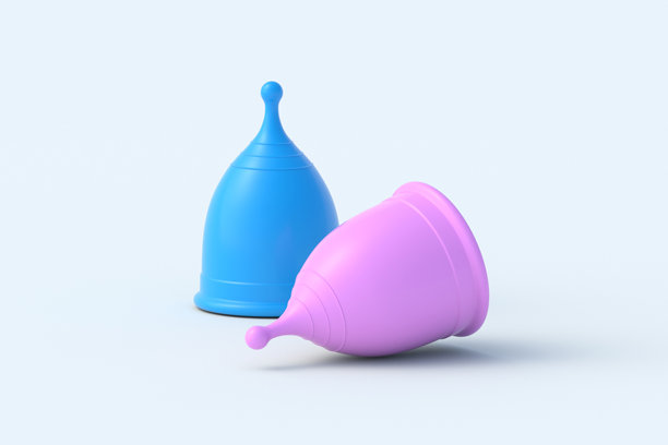 浅灰色背景上的两个月经杯。卫生用品。女性生理期。可重复使用的女性配件。3D渲染图片下载