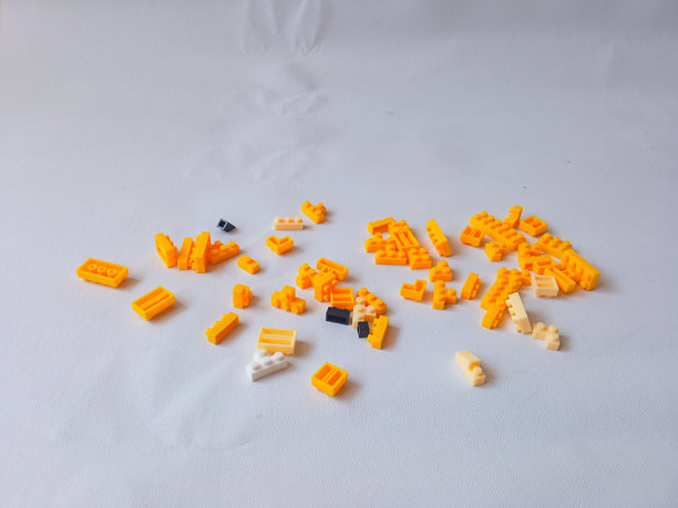 五彩缤纷的黄色塑料玩具砖背景图片下载