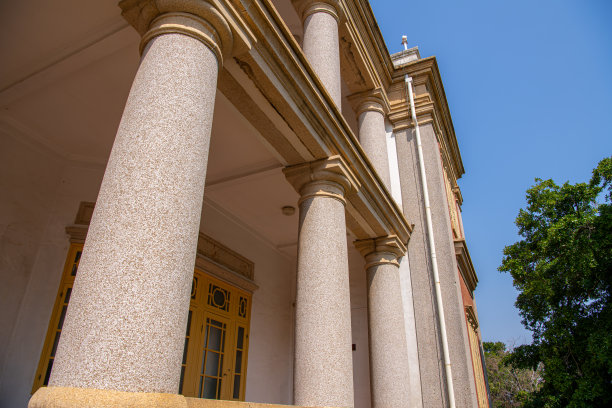 中国厦门鼓浪屿的殖民建筑屋顶图片下载