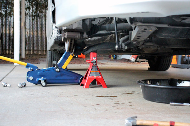 汽车修理。轮子已拆除。汽车用千斤顶抬起。特写照片。图片下载
