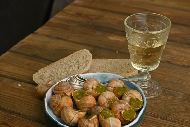 上面的照片是大蜗牛配香蒜酱，蜗牛搭配罗勒香蒜酱、帕尔马干酪和松子。图片下载