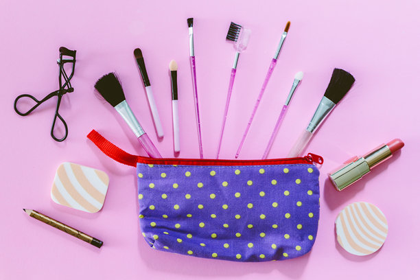 粉色背景上化妆品的俯视图图片下载