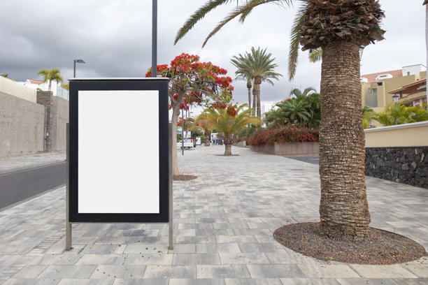 公交车站的空白广告牌模型，位于街道上图片下载