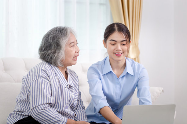 亚洲祖母与孙女在家中使用笔记本电脑图片下载