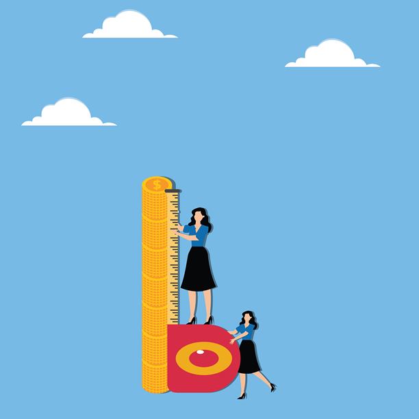 雨量计中的硬币，女商人测量投资的回报和增长图片下载