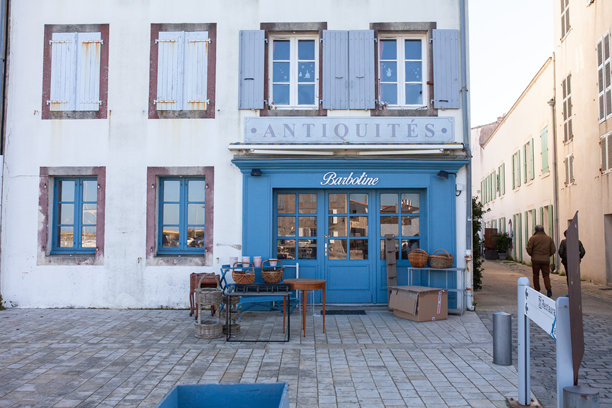 法国圣马丁德雷的古董店图片下载