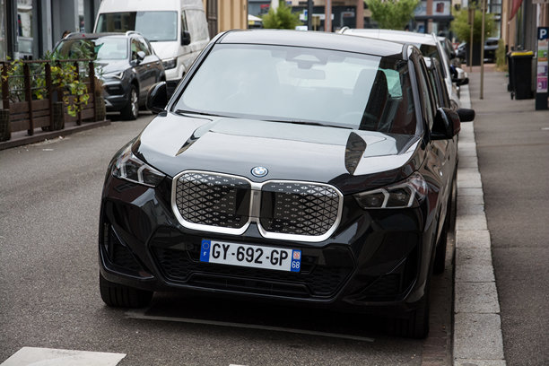 黑色宝马X1的正面视图停在街道上图片下载