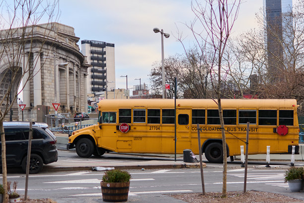 校车停靠时伸出停止标志图片下载