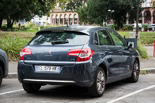 蓝色雪铁龙C4的后视图停在街道上图片下载