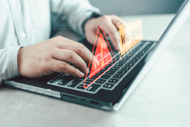 商人程序员使用带有三角形警告标志的笔记本电脑图片下载