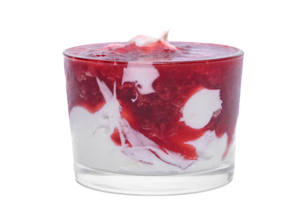 美味诱人的奶油甜点，上面覆盖红色森林水果果冻，背景为白色，侧面拍摄的工作室照片图片下载