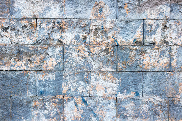 这张图片展示了一面砖墙的细节，墙上有许多污渍。图片下载