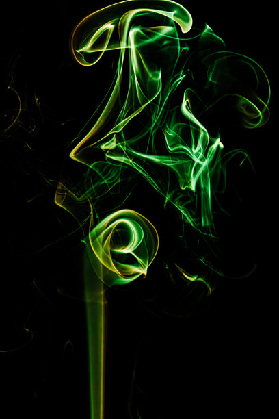 艺术照片展示了缭绕的香烟与五彩斑斓的灯光。图片下载