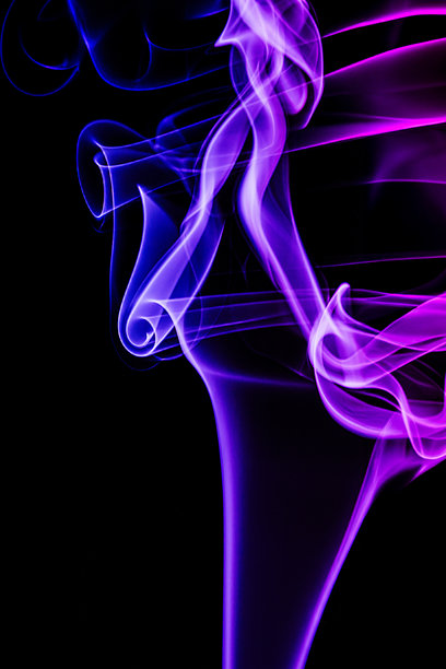 艺术照片展示了缭绕的香烟与五彩斑斓的灯光。图片下载