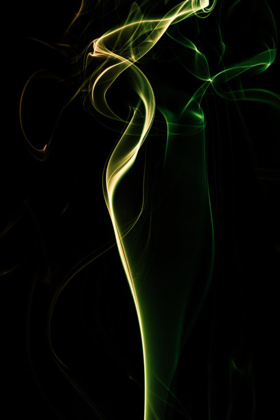 艺术照片，展示了五彩灯光下的香烟旋涡。图片下载