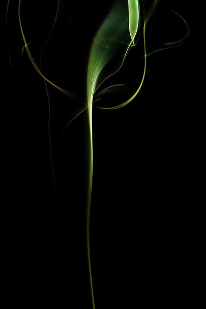 艺术照片，展示了缭绕的香烟与五彩斑斓的灯光。图片下载