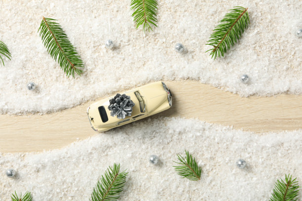 装饰有锥形物和新年装饰的汽车。图片下载