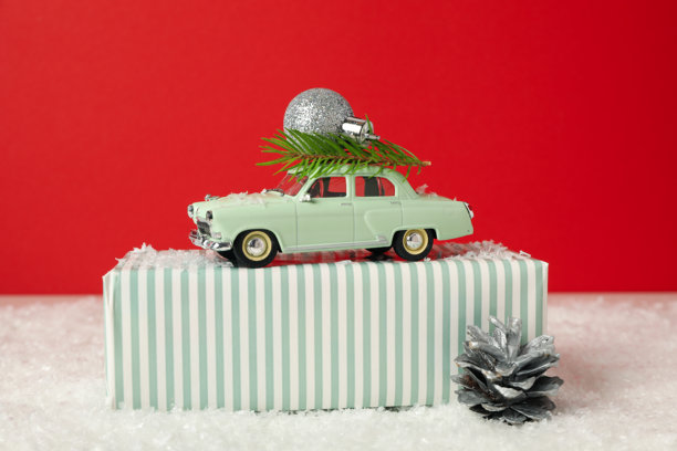 从车里送出的新年礼物。图片下载