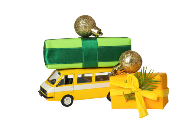 新年礼物与汽车，孤立在白色背景上。图片下载