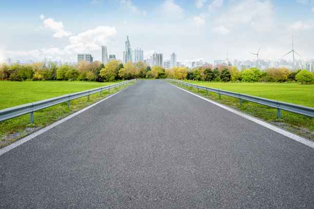 智能城市，空旷的道路通向城市风景图片下载