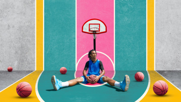 篮球运动员坐在彩色抽象球场上，周围都是球。当代艺术拼贴图片下载