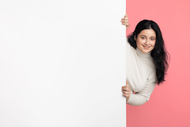 快乐的胖女孩拿着带有空白区域的白色广告牌图片下载