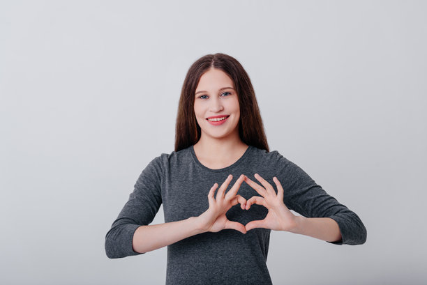 年轻女性做出心形手势图片下载