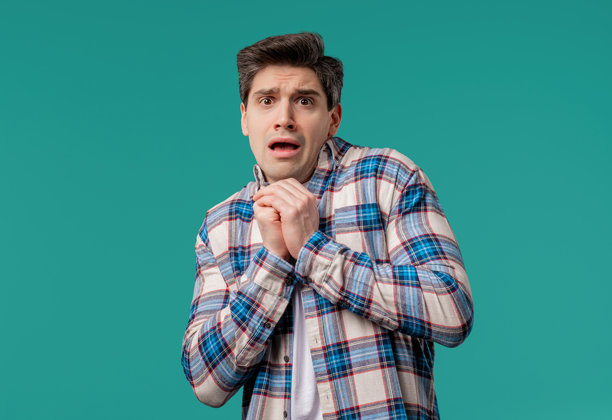 惊恐的男人因害怕某事而用充满恐惧的大眼睛看向镜头图片下载