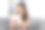 女人坐在沙发上，拿着一杯水，牙疼图片下载