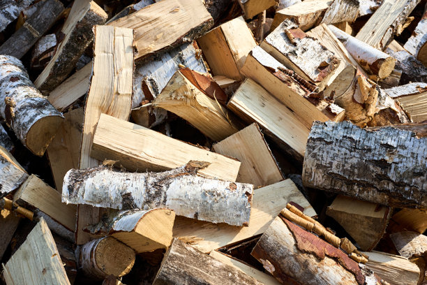 一堆白桦树的柴火和手动劈木块。为冬季准备的劈好的柴火。大量的柴火 - 采伐木材以供暖。横向照片。劈好的柴火背景和纹理。图片下载
