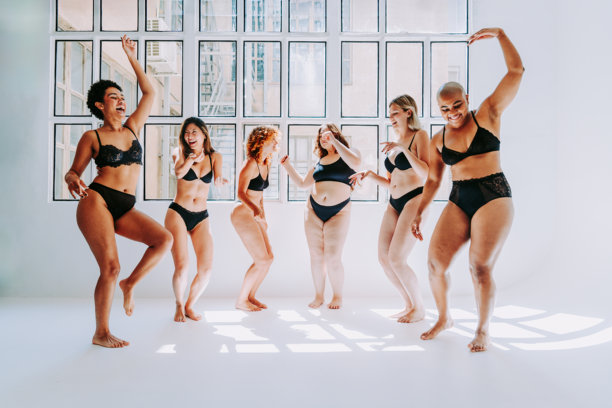 美丽多样的女性穿着内衣，展现身体积极的理念图片下载