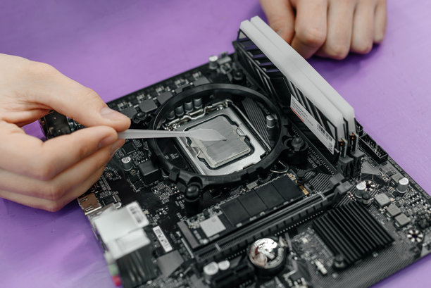 系统管理员正在安装电脑组件图片下载