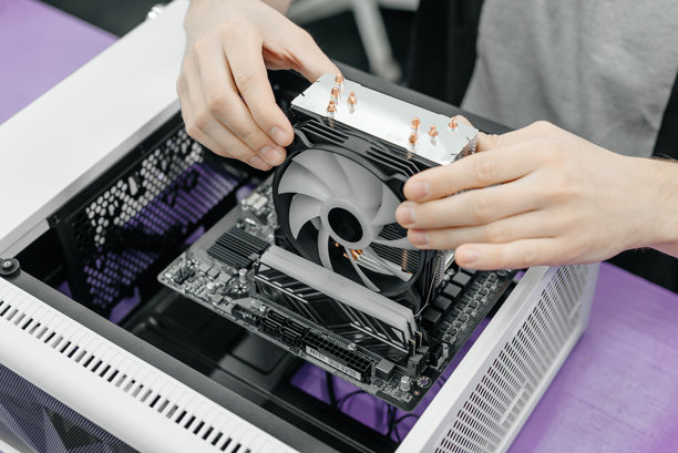 系统管理员安装电脑组件图片下载