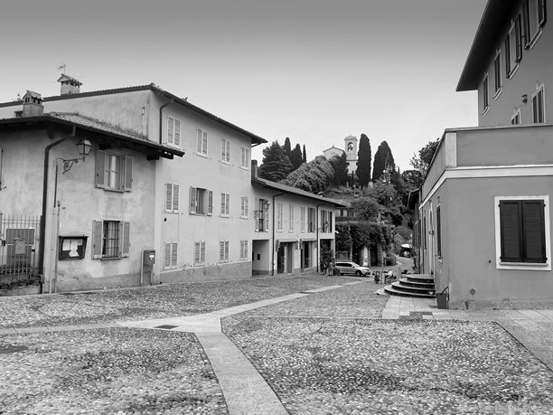 村庄中的老房子黑白照片图片下载